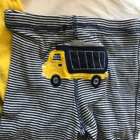 🎉2/$30 SALE🎉 NWOT Carter's Matching Set - 12 M - Picture 2 of 4